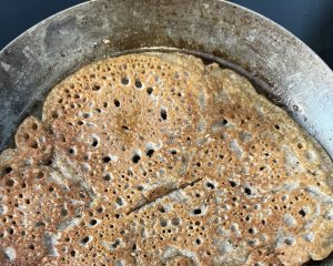 Dosa af ris og linser, der er udblødt, fermenteret og blendet til en middeltyk dej og stegt på panden.